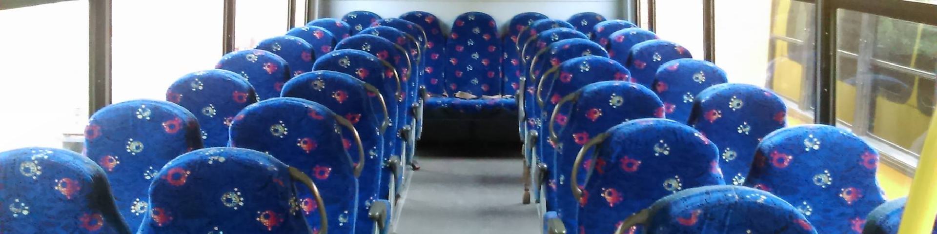 Interior de una unidad de Ruiz Transportes con asientos listos para abordar