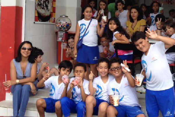 Grupo de estudiantes con uniforme escolar durante una salida