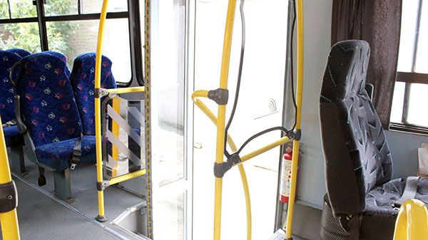 Interior de un autobús escolar, pasillo y asientos