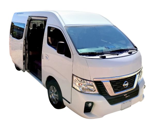 Van ejecutiva Nissan blanca con puerta corrediza abierta
